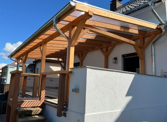 Seitenansicht der Überdachung mit Gefälle und Zugang zum Keller. Komplexe Geländesituation meisterhaft gelöst.