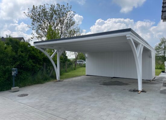 Carport aus massivem Holz mit klaren Rundbögen, handwerklich präzise gefertigt. Die Bögen verleihen der Konstruktion Charakter und architektonische Tiefe.